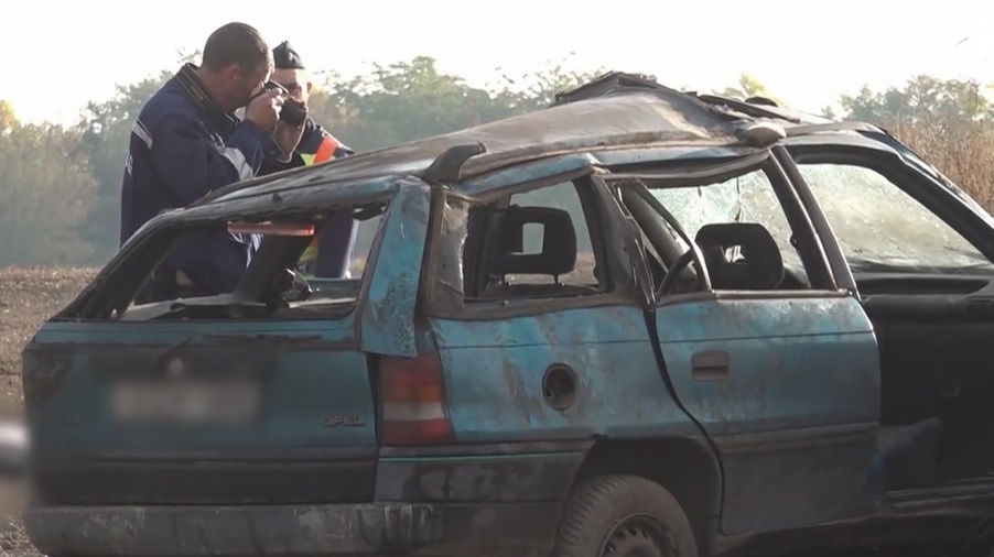 VIDEÓ: Kirepült az autóból és szörnyethalt egy utas, miután a sofőr kisodródott és a szántóföldre csapódott Tiszaburánál