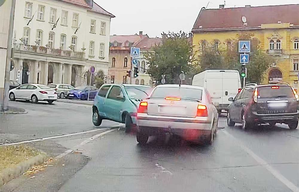 VIDEÓ: Nem tudta bevenni a kanyart, belerohant a Passatba a Twingo Miskolcon VIDEÓ: Nem tudta bevenni a kanyart, belerohant a Passatba a Twingo Miskolcon
