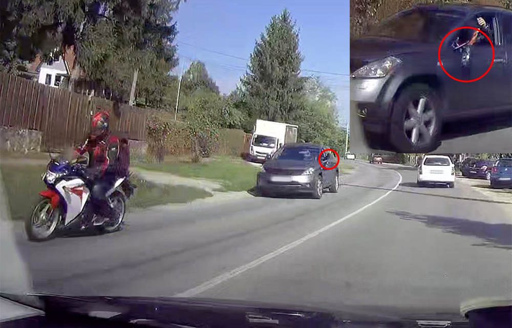 Videón, ahogy a motoros leveri a tükrét egy autósnak, mert az kikanyarodott elé Videón, ahogy a motoros leveri a tükrét egy autósnak, mert az kikanyarodott elé