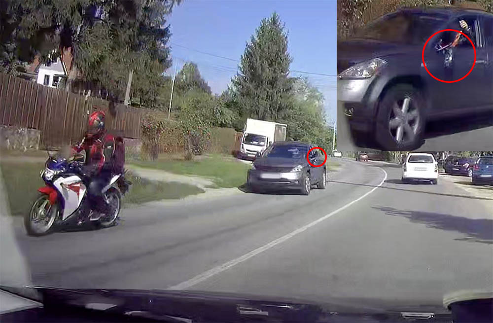 Videón, ahogy a motoros leveri a tükrét egy autósnak, mert az kikanyarodott elé