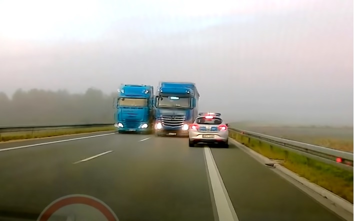 VIDEÓ: Még a rendőrt is leszorította az útról a szabálytalanul előző kamionos