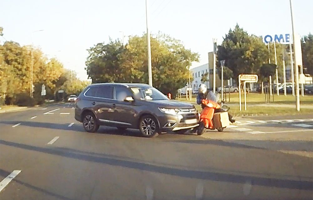 Videón, ahogy elütik a robogóst, pedig körültekintő volt Videón, ahogy elütik a robogóst, pedig körültekintő volt