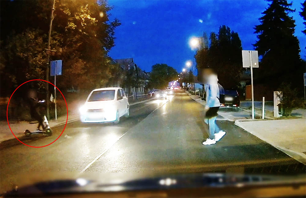 Videón, ahogy egy rollerest elüt az autó Pilisvörösváron
