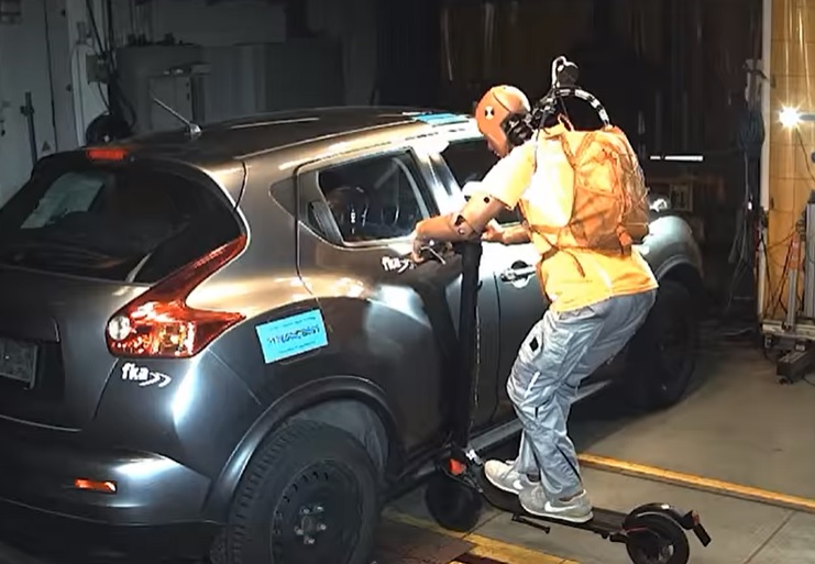 VIDEÓ: Ez történik, ha egy e-rolleres ütközik egy autóssal