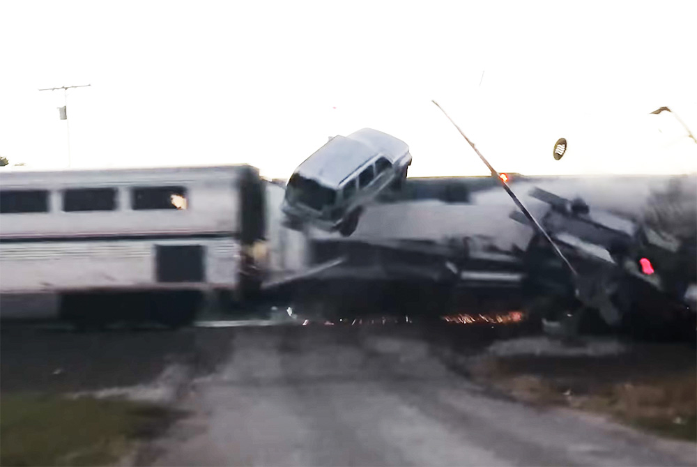 VIDEÓ: Letarolta a vonat a trélert. Matchboxként hullottak szanaszét az autók