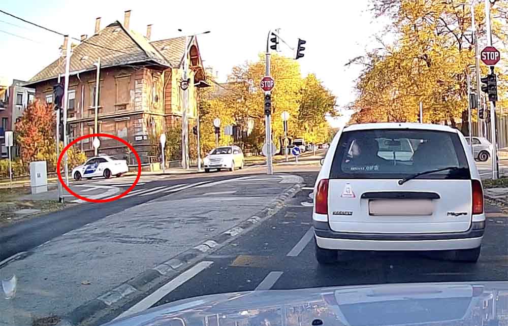 VIDEÓ: A rendőr sem érdekelte a gátlástalan sofőrt az Újhegyi útnál