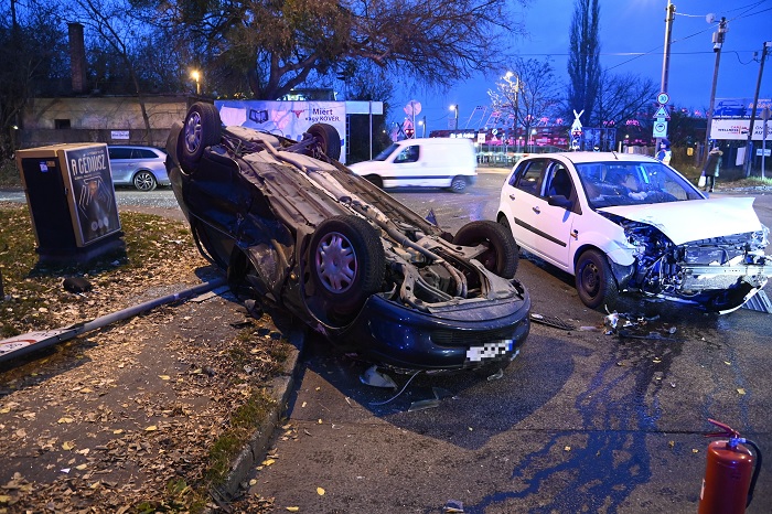 Hármas karambol volt reggel Kispesten – Az egyik autó felborult