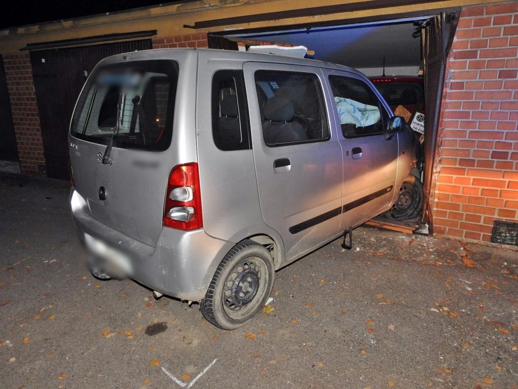 FOTÓK: Garázsba csapódott autójával egy ittas autós
