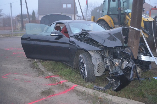 FOTÓK: Ittasan, jogosítvány nélkül csapódott oszlopnak autójával egy fiatal férfi