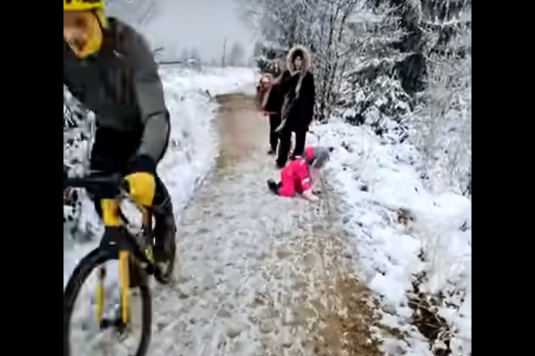 Videóra vette az apa, ahogy egy biciklis fellökte kislányát, ám a kerékpáros feljelentette őt