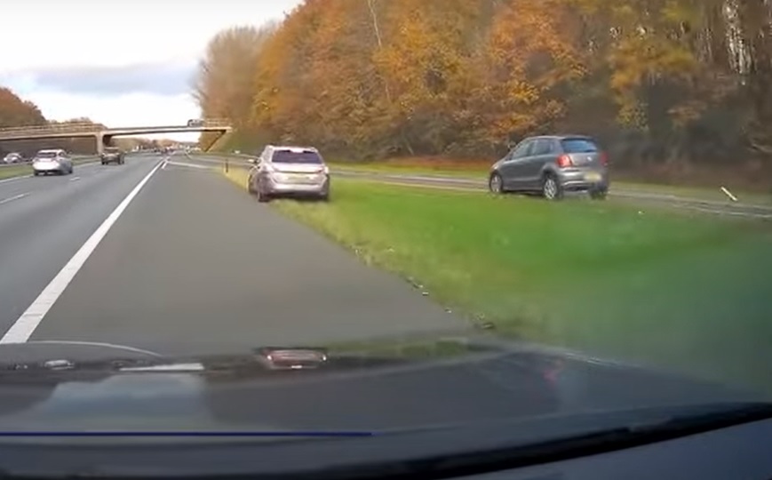 Videón, ahogy egy eszméletét vesztett sofőrrel haladó autót megállít egy másik autós