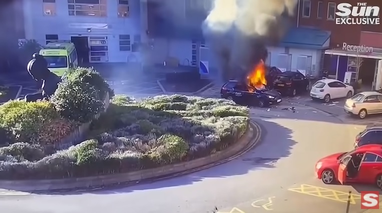 Videó a robbanás pillanatáról: Bezárta autójába a bombával felszerelkezett merénylőt a hős taxis