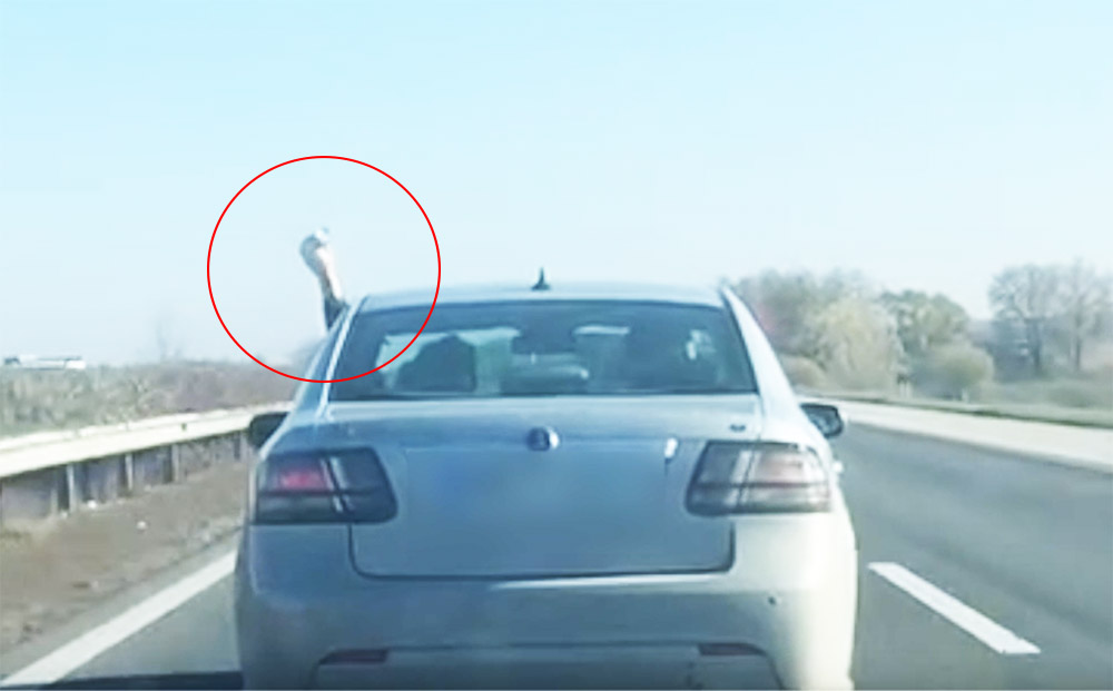 VIDEÓ: Dobozos üdítőt locsolt a mögötte haladó autó szélvédőjére a Saab sofőrje