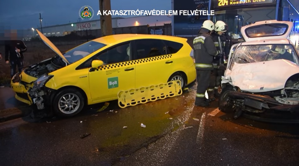 Csúnya baleset volt tegnap a Váci úton – Így mentették a beszorult szeméyt