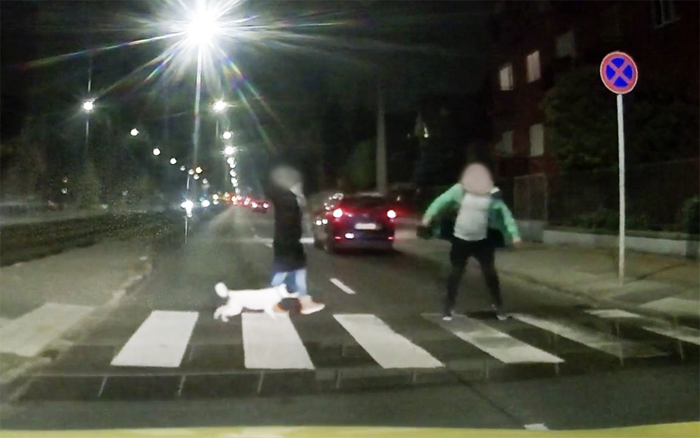 VIDEÓ: Azt mondja, nem látta az átkelő gyalogosokat. A férfi utána is rúgott