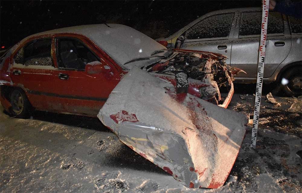 FOTÓK: Nyolc autót tört össze, majd elmenekült egy sofőr Szekszárdon