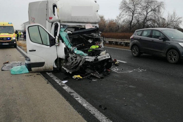 FOTÓK: Életét vesztette a kisteherautó sofőrje az M1-esen történt balesetben