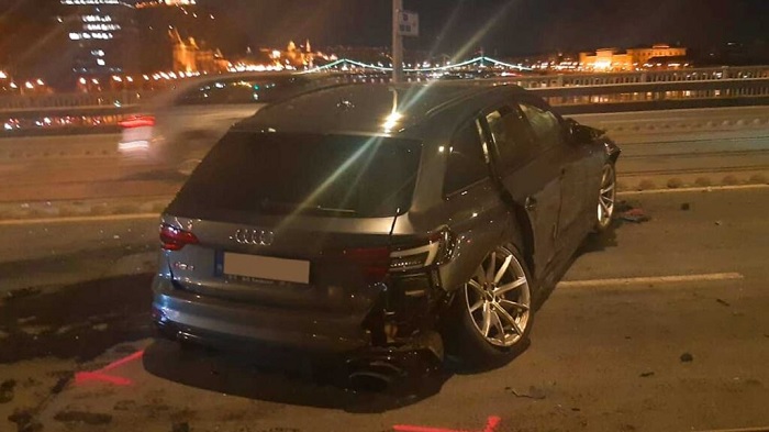 FOTÓK: Hatalmas pusztítást végzett autójával egy fiatal sofőr a Petőfi hídon