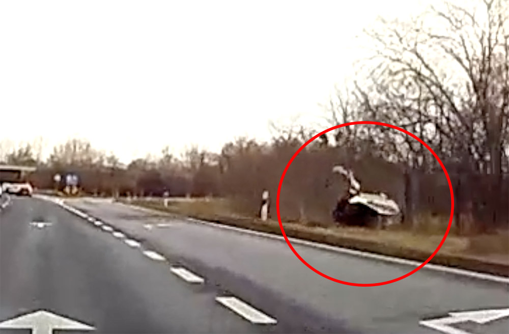 Videón a mai, M3-ason történt baleset – Lesodródott és felborult egy autó