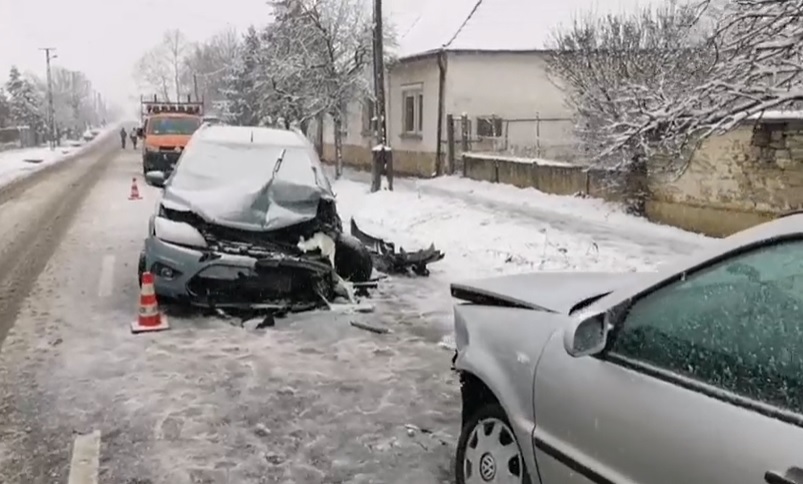 VIDEÓ: Hárman megsérültek, több autó összetört, de elhajtott az okozó a helyszínről