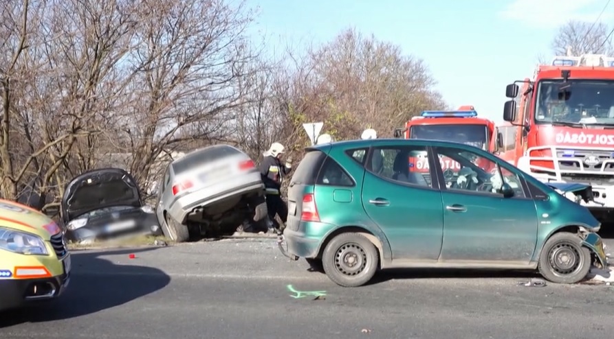 VIDEÓ: Három durva baleset, melyből kettőnél elmenekült az okozó a helyszínről