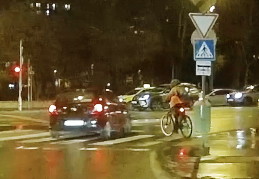 VIDEÓ: Gyomorforgató ahogy továbbhajt, miután elsodort egy kerékpárost a IV. kerületben