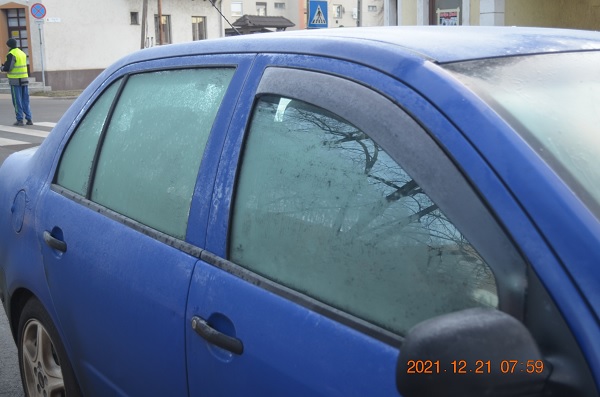 FOTÓK: Három diáklányt ütött el a zebrán egy autós – Alig látott ki az autóból a jeges ablakokon