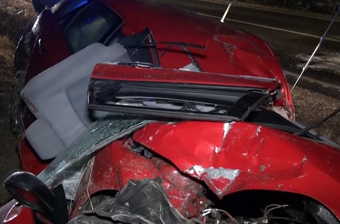 VIDEÓ: 15 percig lógott fejjel lefelé autója fogságában egy balesetező sofőr