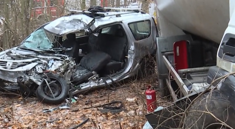 VIDEÓ: Letarolta, majd az ütközés után ráborult egy kamion egy autóra – A vétlen sofőr életét vesztette
