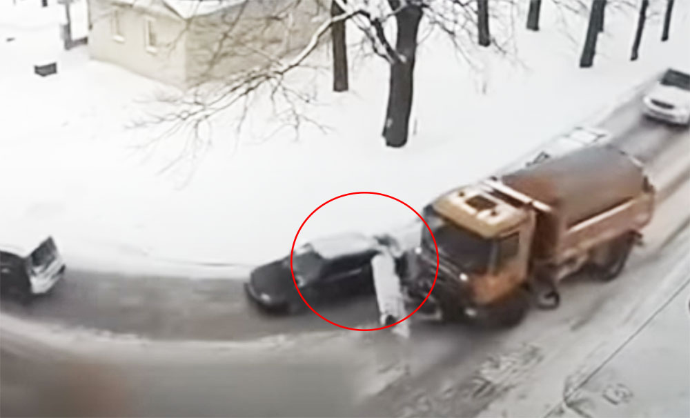 VIDEÓ: Beforgatta a hókotró az autót, majd tolta tovább