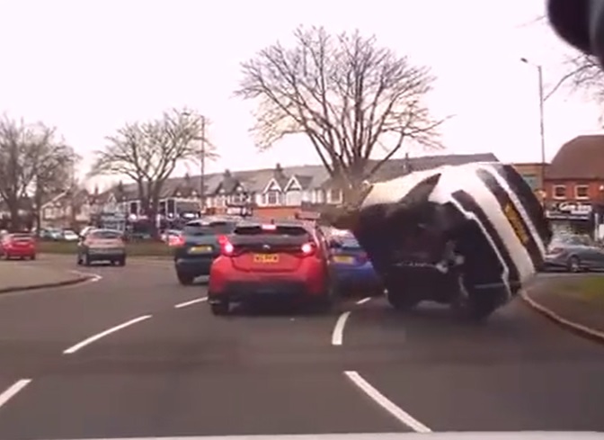 VIDEÓ: Szinte egyhelyben álltak mégis sikerült fejtetőre állítani az autót