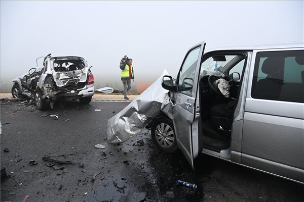 FOTÓK: Halálos áldozata is van az M4-es autóúton történt baleset sorozatnak