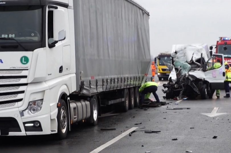 VIDEÓ: Fékezés nélkül rohant a kamion hátuljába egy kisteherautós – Csoda, hogy túlélte a sofőr