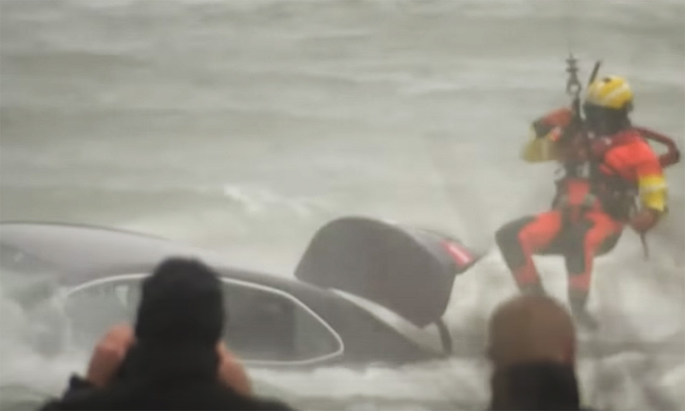 VIDEÓ: Meghalt a sofőr, aki a Niagara-vízesésnél hajtott a folyóba