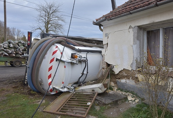 VIDEÓ: Felborult és házfalnak ütközött egy tartálykocsi – A ház lakhatatlanná vált