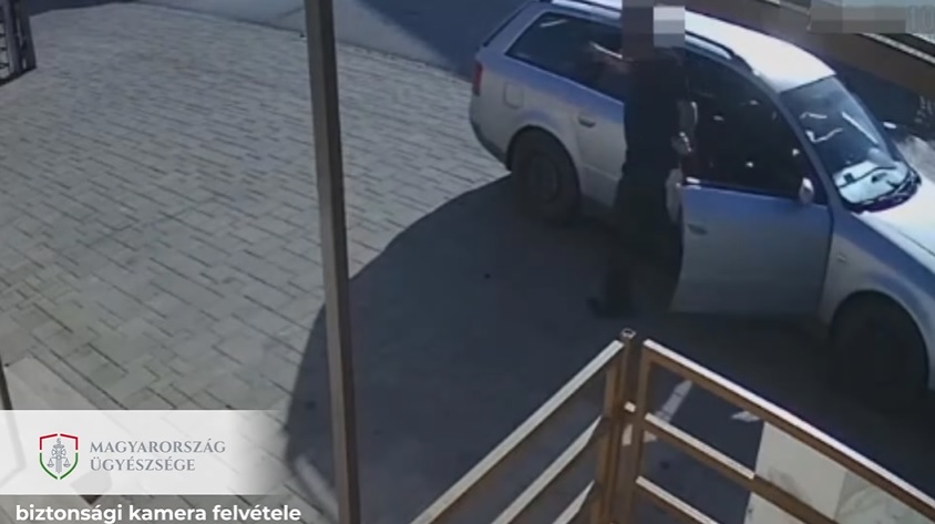 VIDEÓ: Bsszúból többször nekitolatott haragosa autójának és egy biciklist is feldöntött
