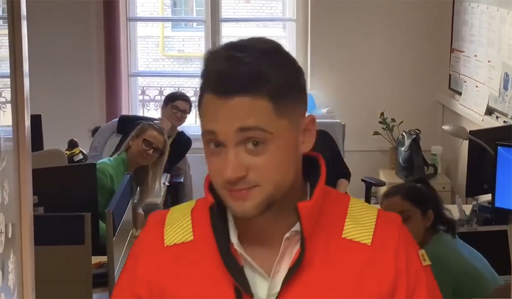 VIDEÓ: Neked hogy tetszik a mentősök új egyenruhája? :)