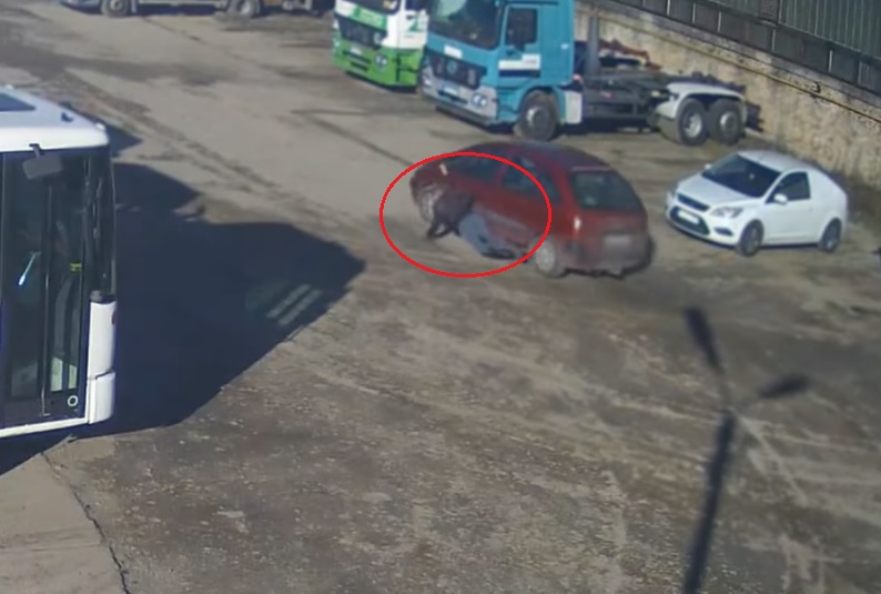 VIDEÓ: Tetten érték lopás közben, ezért a gázra lépett és elsodort egy embert az autós