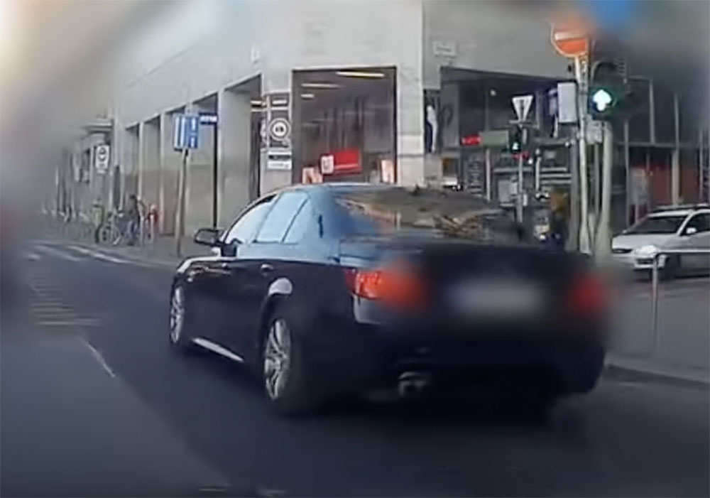 VIDEÓ: Buszsávozók rettegjetek! Halomra bírságolják a rendőrök a renitens sofőröket