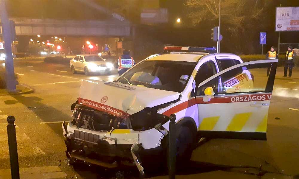 Ételfutár ütközött egy vérszállító autóval Budapesten