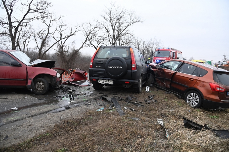 FOTÓK: Három autó ütközött Dunavarsánynál reggel – Az egyik sofőr életét vesztette