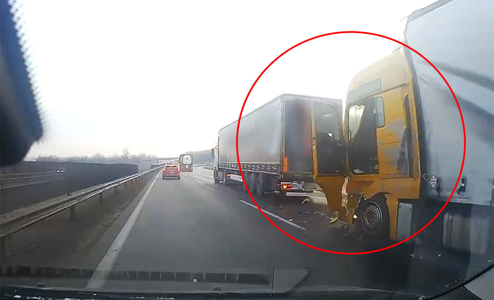 Videón, ahogy belerohan egyik kamion a másikba az M0-áson