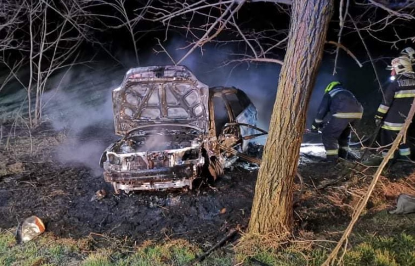 FOTÓK: Életét vesztette egy férfi, akinek porig égett az autója miután azzal egy fának ütközött