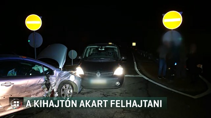 VIDEÓ: Az autópálya kihajtóján akart felhajtani az autós, de karambolozott