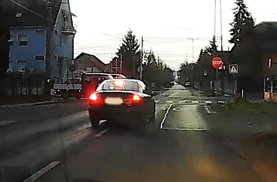 VIDEÓ: Ha azt hiszed, hogy csupán nem álltak meg a STOP vonalnál a kerekei, akkor tévedsz