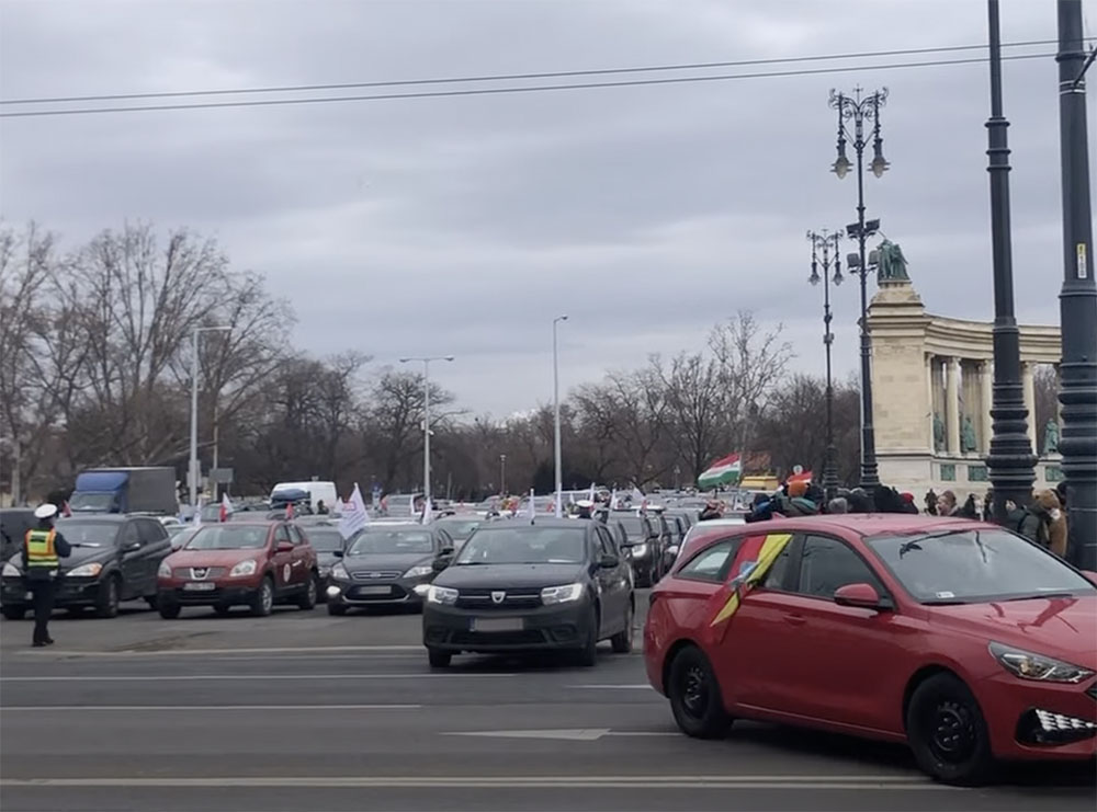 Zajlik az autós felvonulás Budapesten