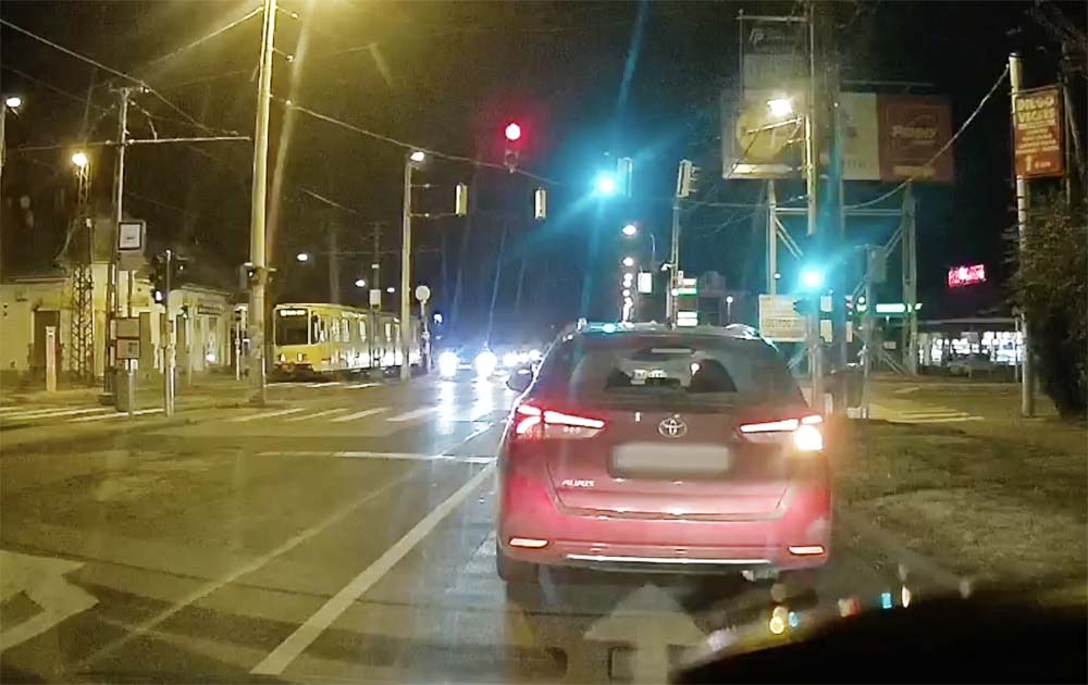 Videón az Üllői úti „Hamilton”. Ha kikerüli a kamerás autó sofőrje a Toyotát, már lehet, hogy nem él a család