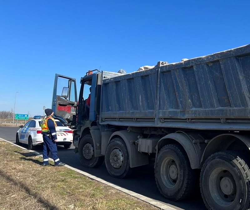 Szabálytalanságok tömkelegét sorakoztatta fel a rendőrök előtt egy magyar teherautós
