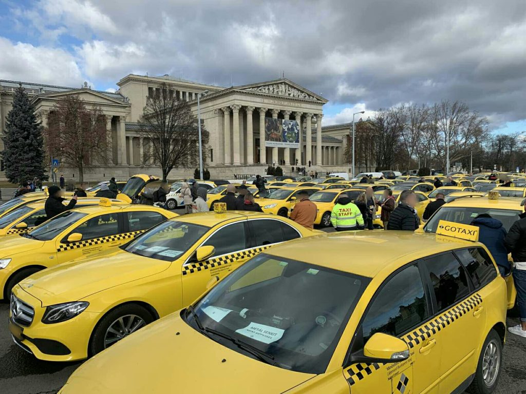 Tarifaemelésért demonstráltak a taxisok szerdán Budapesten