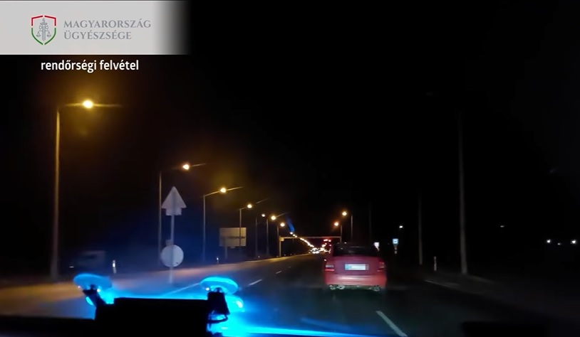 VIDEÓ: Újabb ámokfutó, aki menekülése közben még egy rendőrt is majdnem elütött